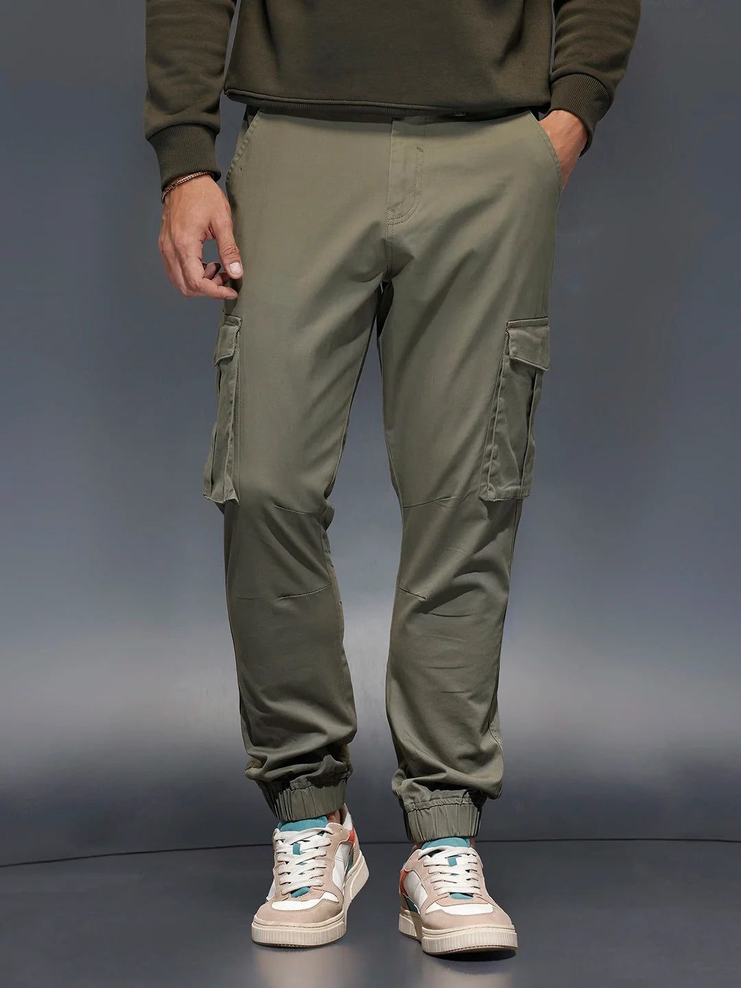 Men's straight fit trouser with cargo pockets | Brown