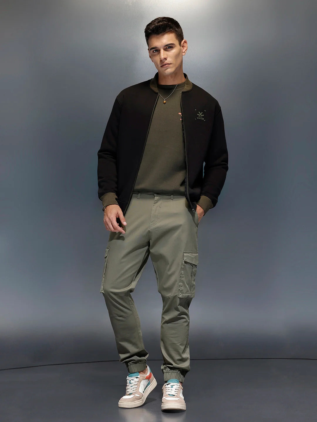 Men's straight fit trouser with cargo pockets | Brown