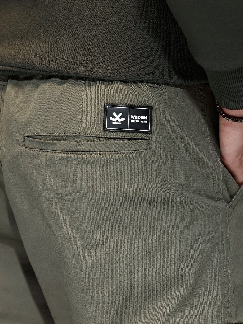 Men's straight fit trouser with cargo pockets | Brown