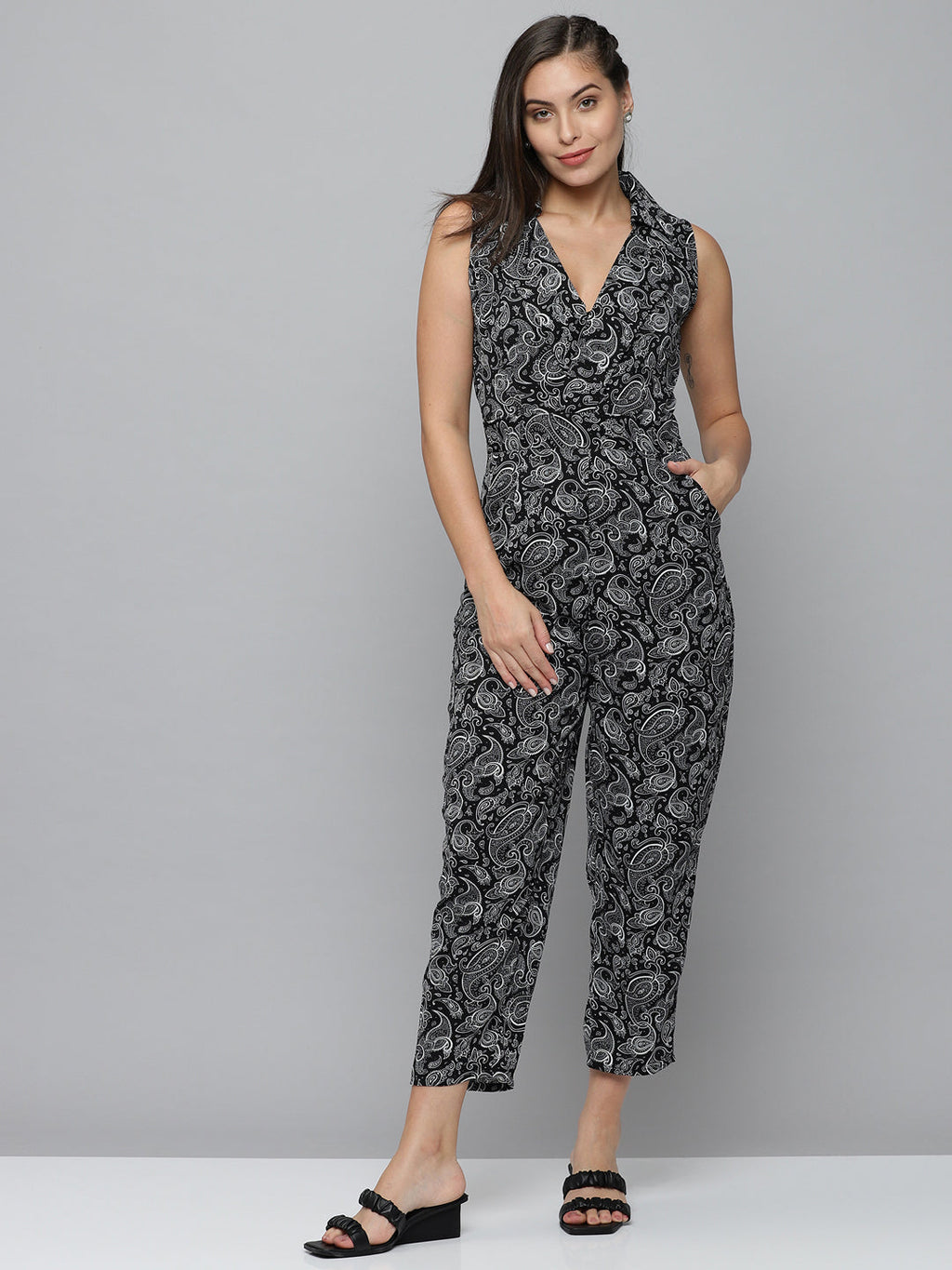 Women's Black Printed V-Neck Sleeveless Basic Jumpsuit