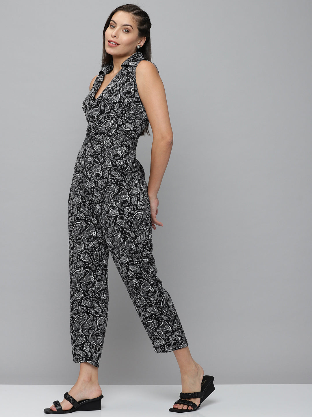 Women's Black Printed V-Neck Sleeveless Basic Jumpsuit