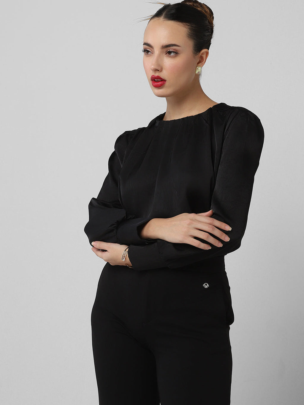 Women's Black Round Neck Cuffed Sleeves Top