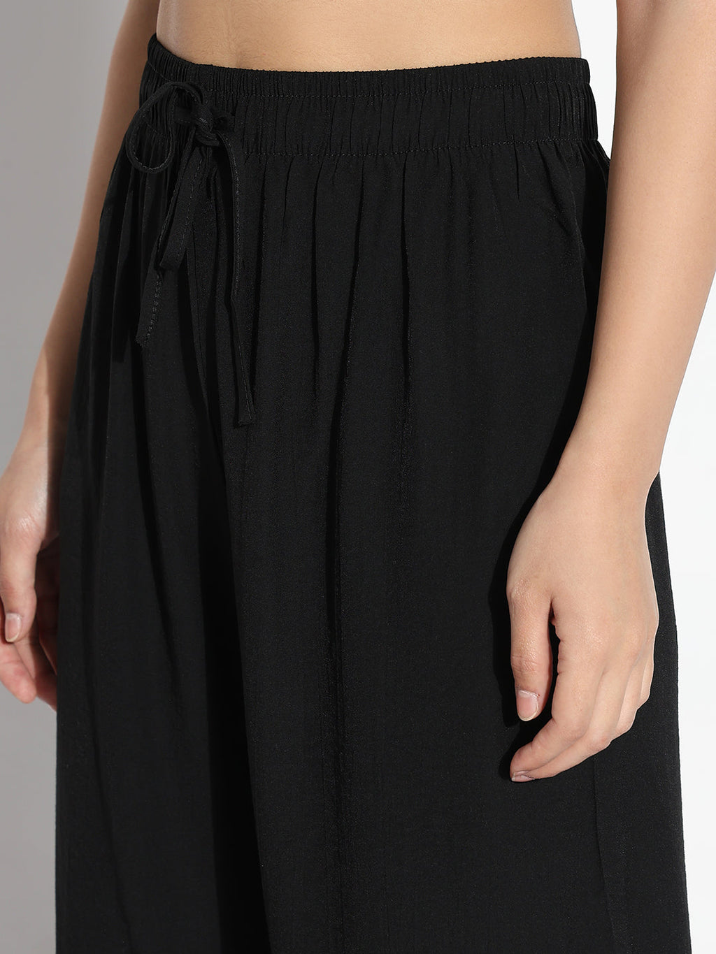 Women's Black Solid Relaxed Fit Trousers