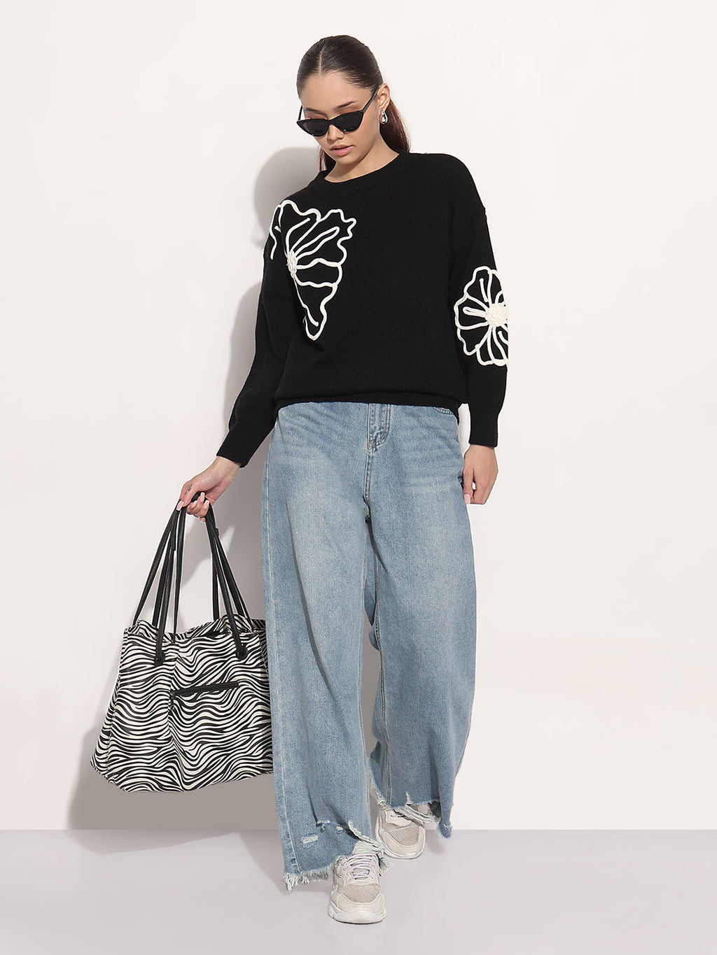 Women's Floral Embroidered Black Round Neck Knit Pullover Top