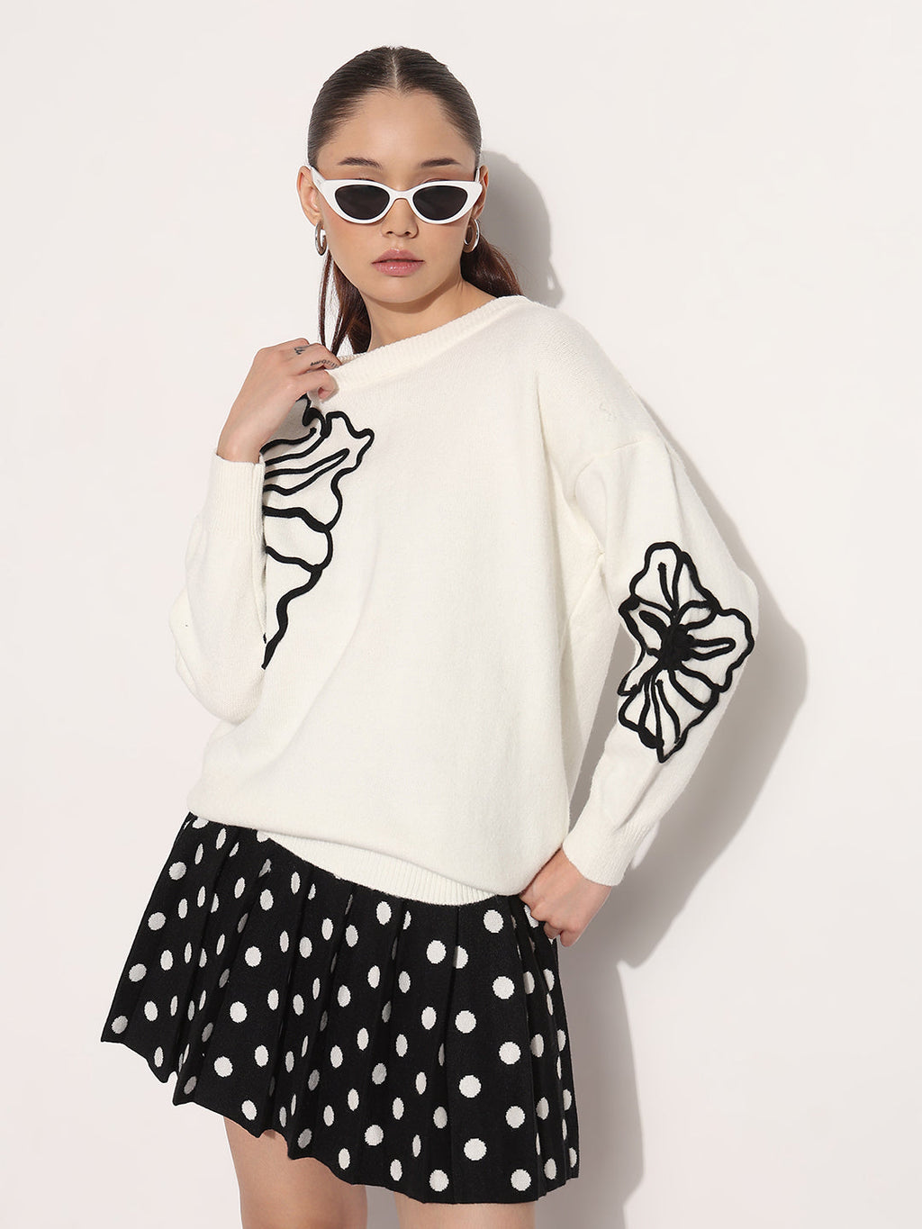 Women's Floral Embroidered White Round Neck Knit Pullover Top