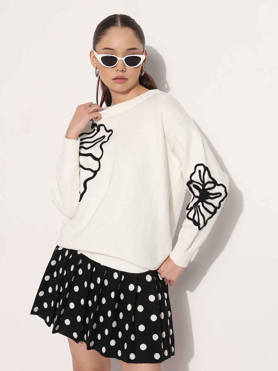 Women's Floral Embroidered White Round Neck Knit Pullover Top
