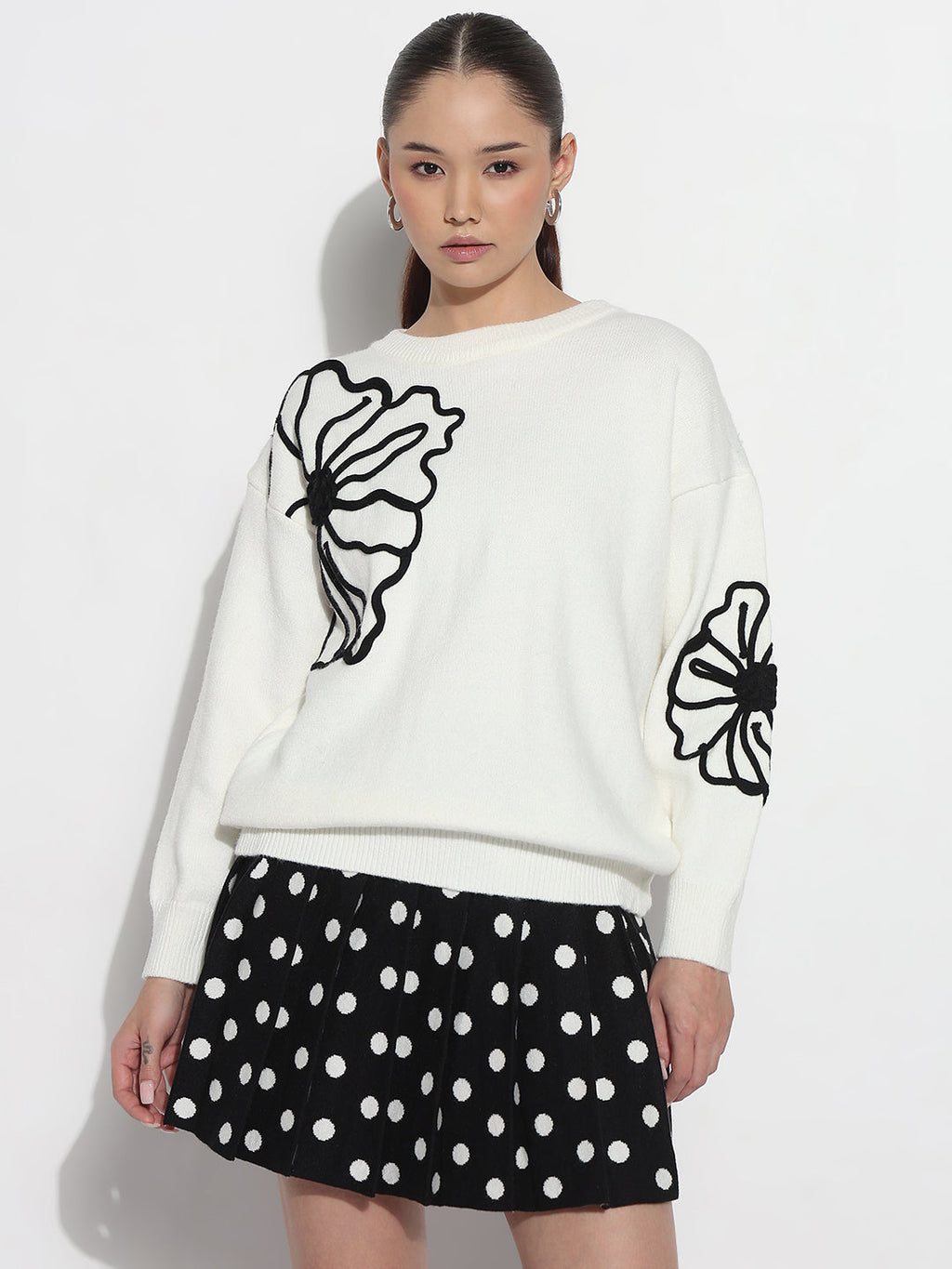 Women's Floral Embroidered White Round Neck Knit Pullover Top