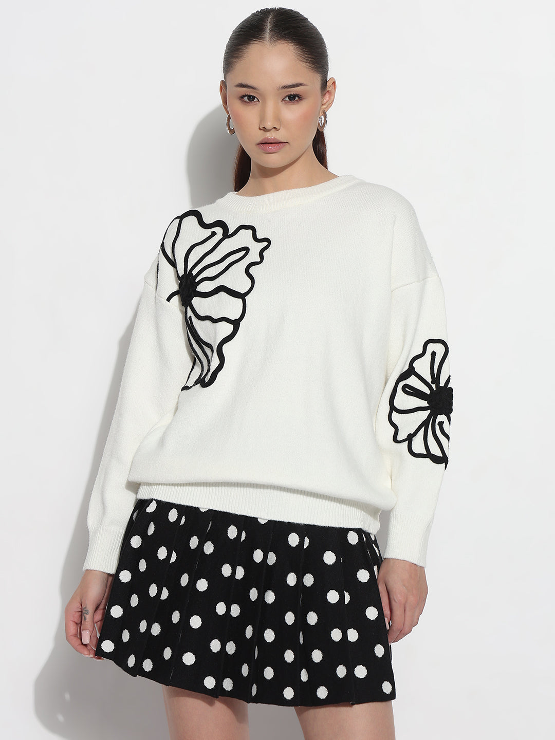 Women's Floral Embroidered White Round Neck Knit Pullover Top
