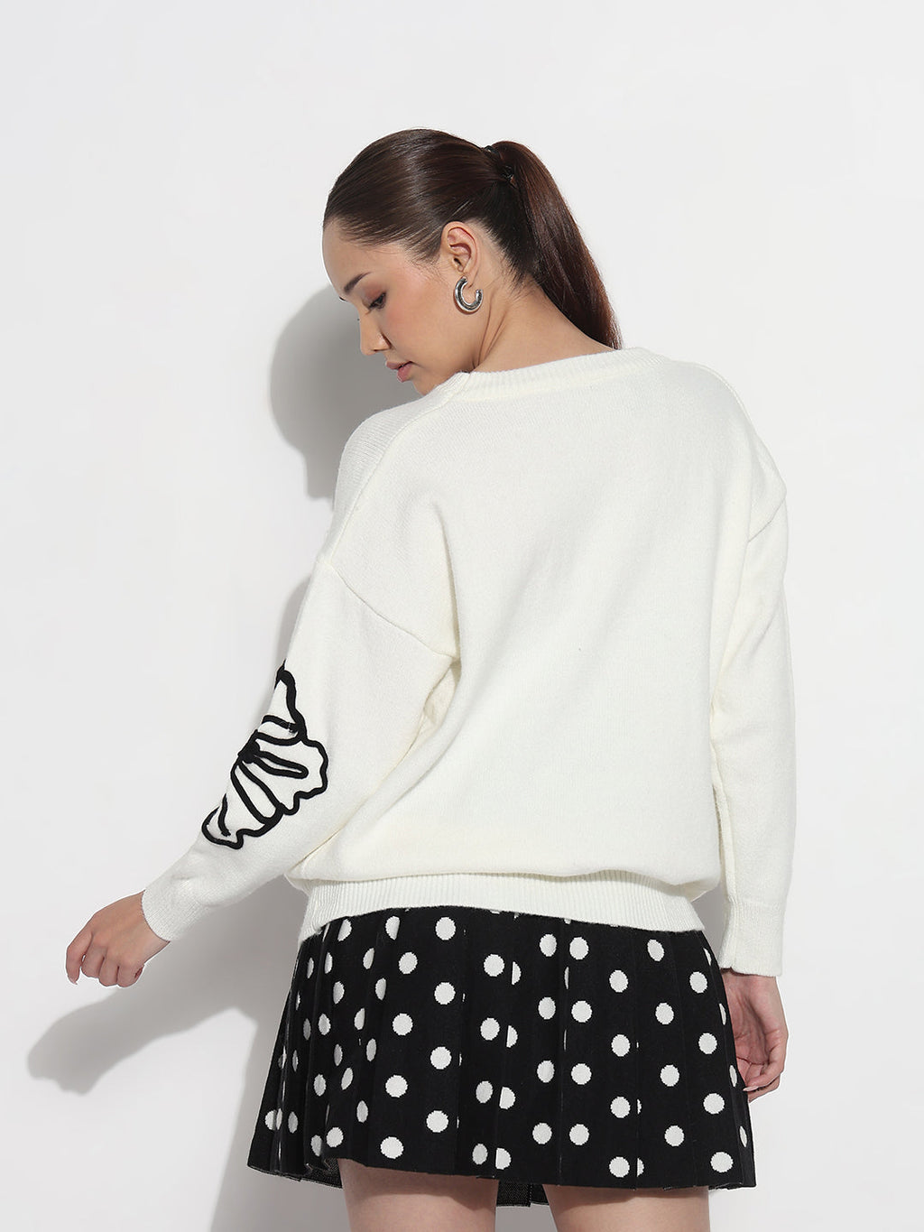 Women's Floral Embroidered White Round Neck Knit Pullover Top