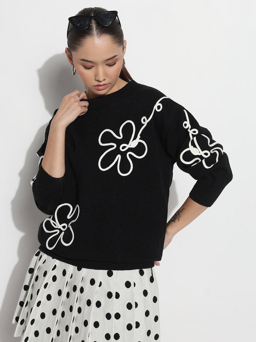 Women's Floral Embroidered Black Round Neck Knit Pullover Top