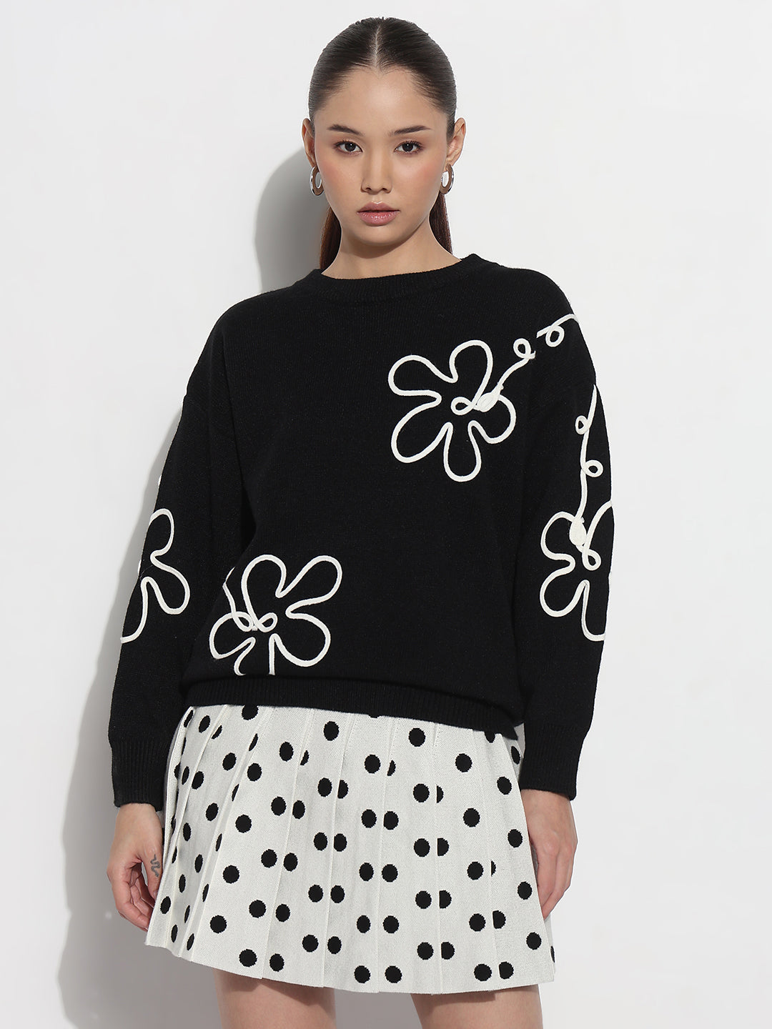 Women's Floral Embroidered Black Round Neck Knit Pullover Top