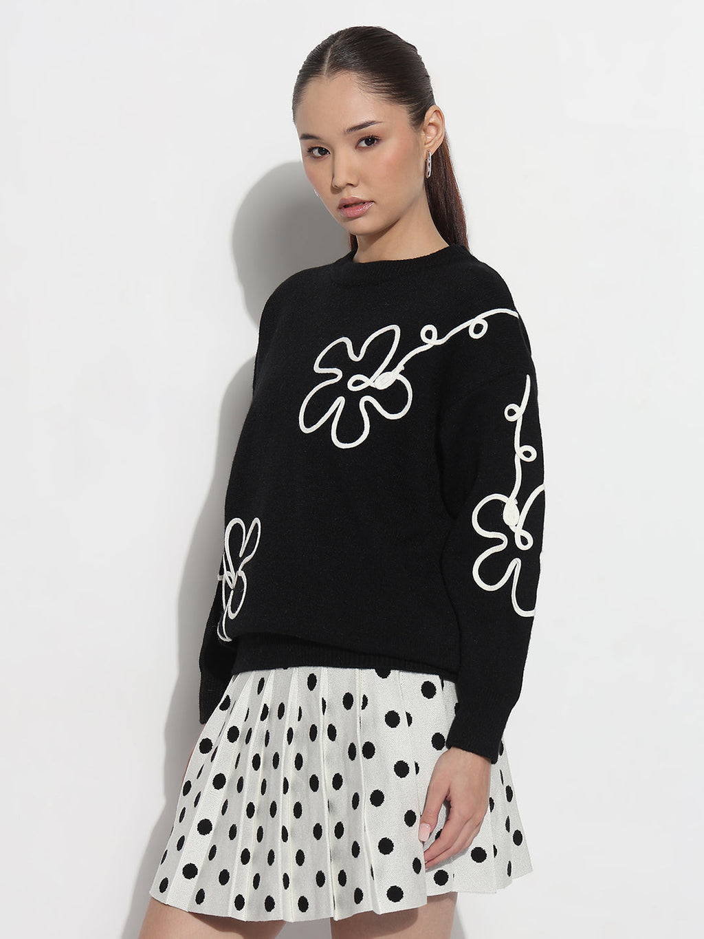 Women's Floral Embroidered Black Round Neck Knit Pullover Top