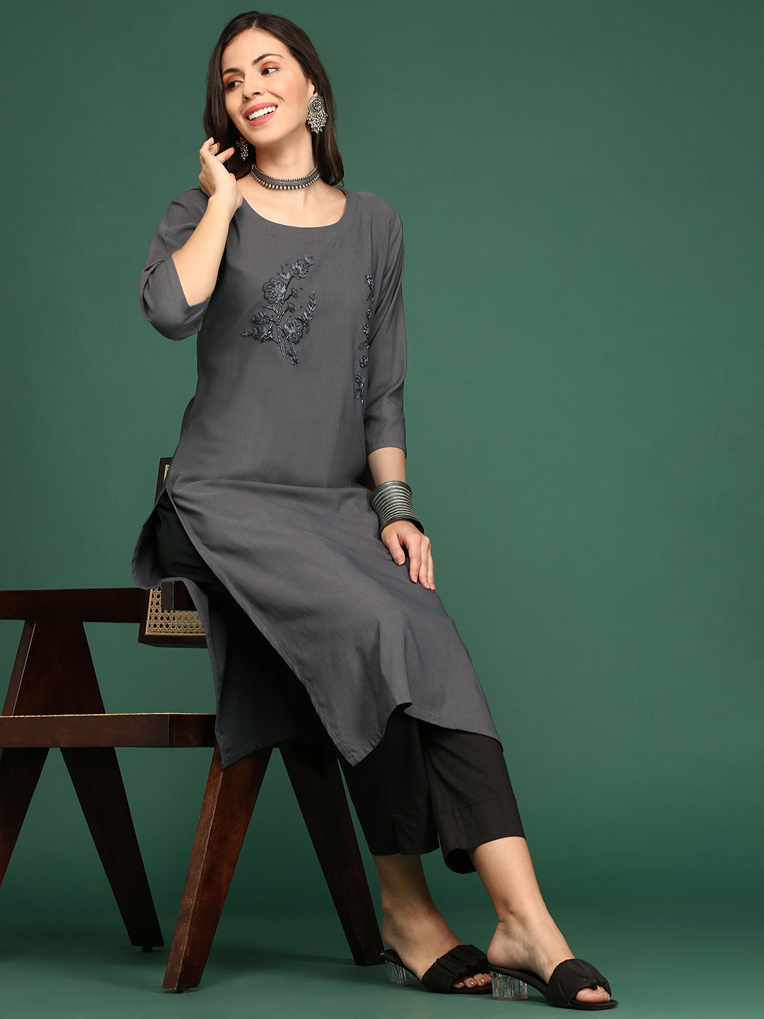 Women's Grey Embellished Beads & Stones Cotton Straight Kurta