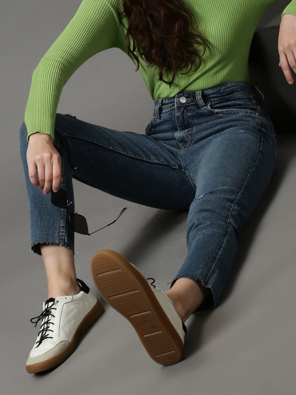 Women's Blue Slim Fit Mildly Distressed Light Fade Stretchable Denim Jeans