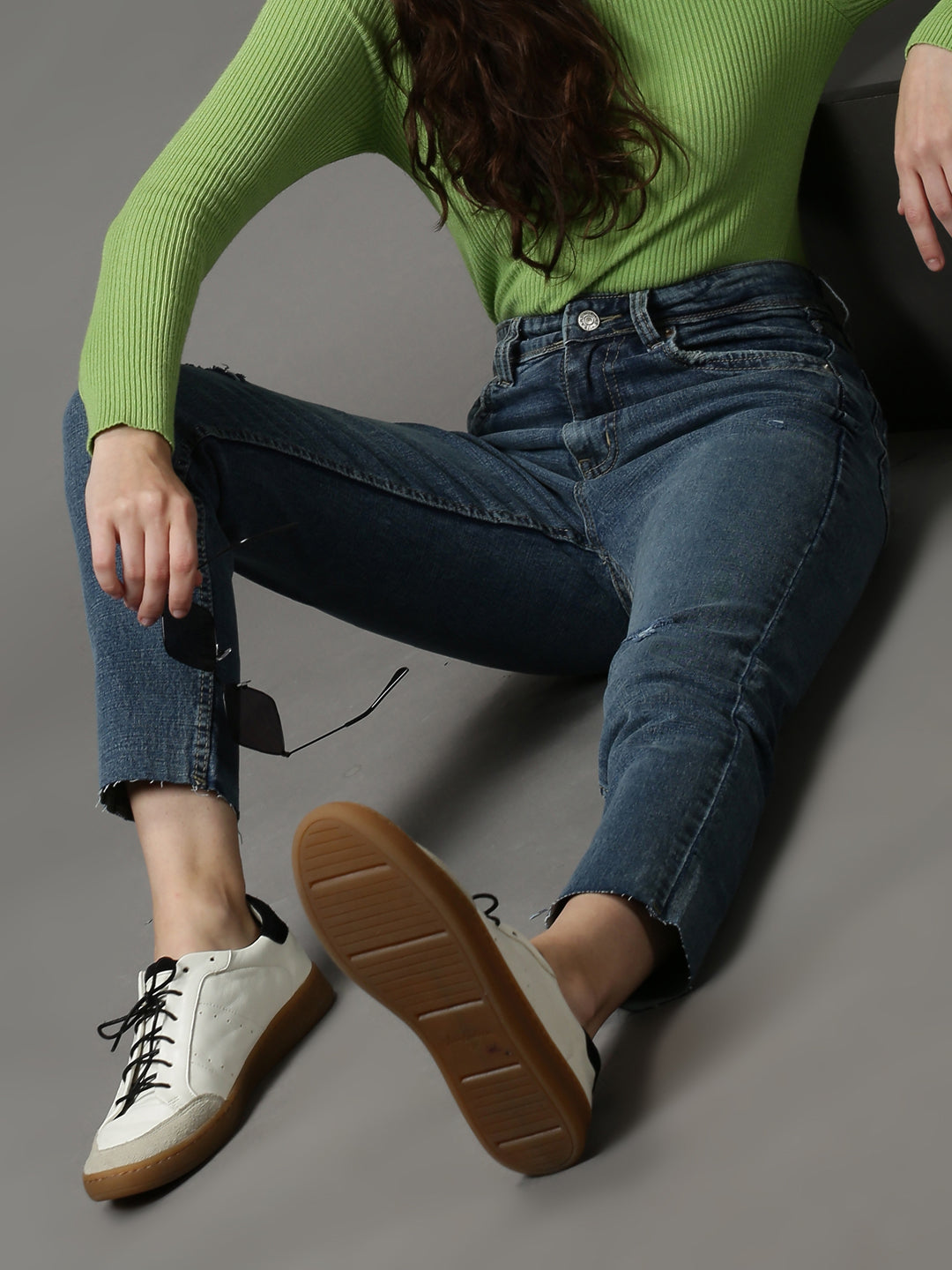 Women's Blue Slim Fit Mildly Distressed Light Fade Stretchable Denim Jeans