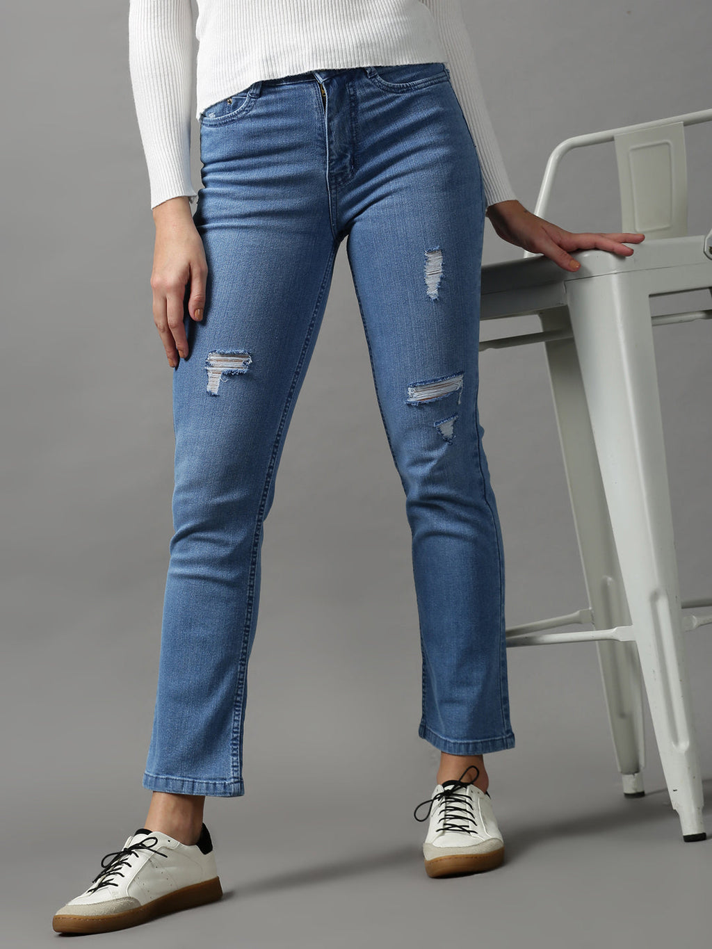 Women's Blue Mildly Distressed Light Fade Stretchable Denim Jeans
