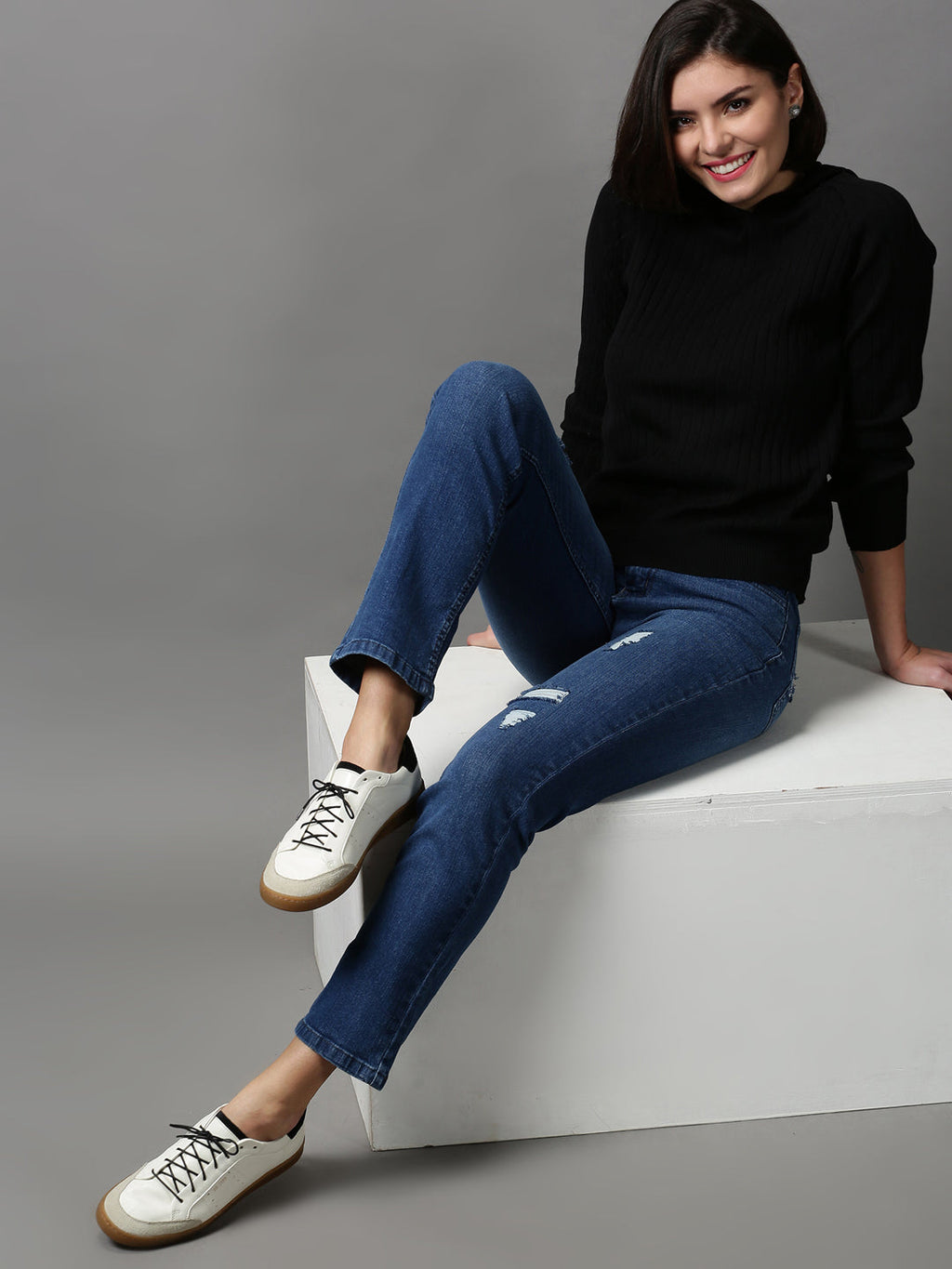 Women's Blue Mildly Distressed Light Fade Stretchable Denim Jeans