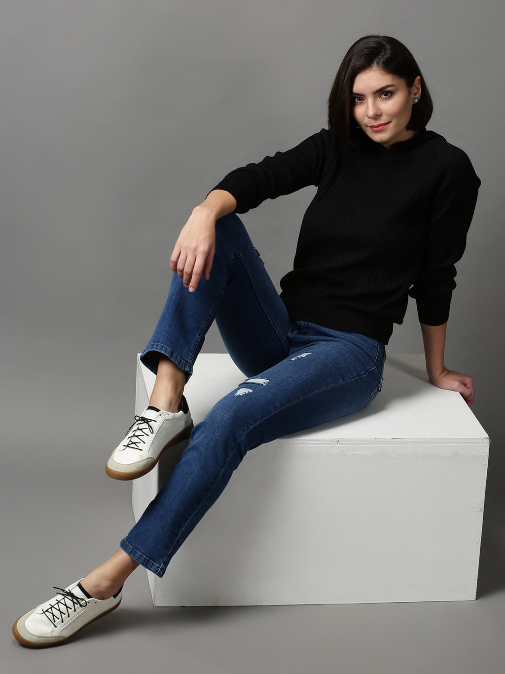 Women's Blue Mildly Distressed Light Fade Stretchable Denim Jeans