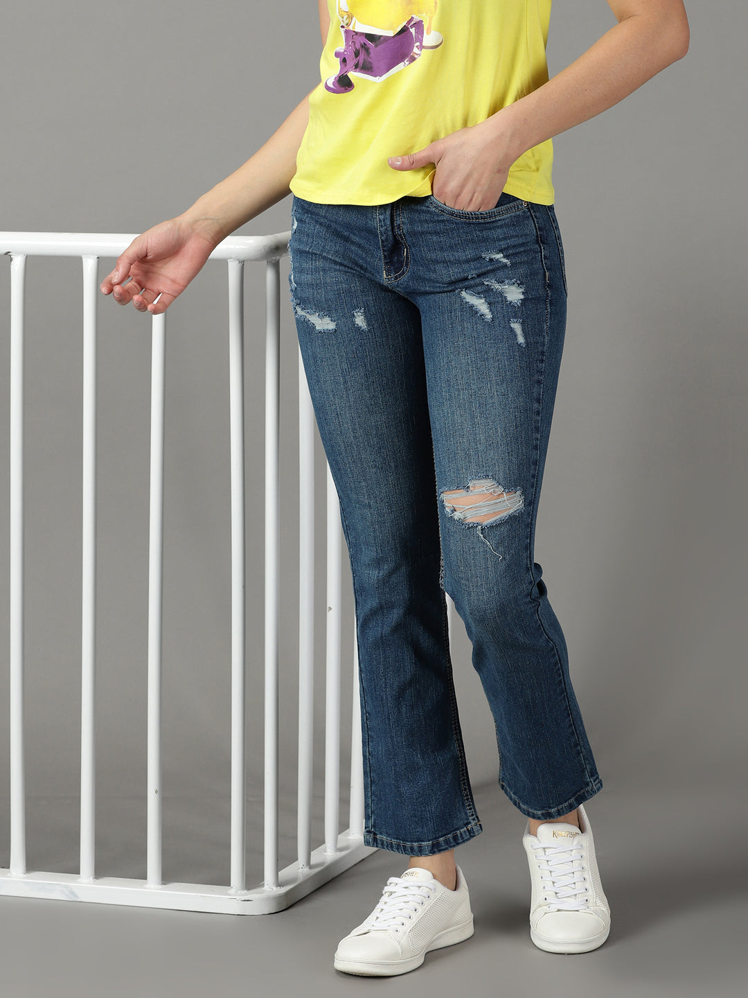 Women's Navy Blue Relaxed Fit High-Rise Mildly Distressed Light Fade Stretchable Cotton Jeans