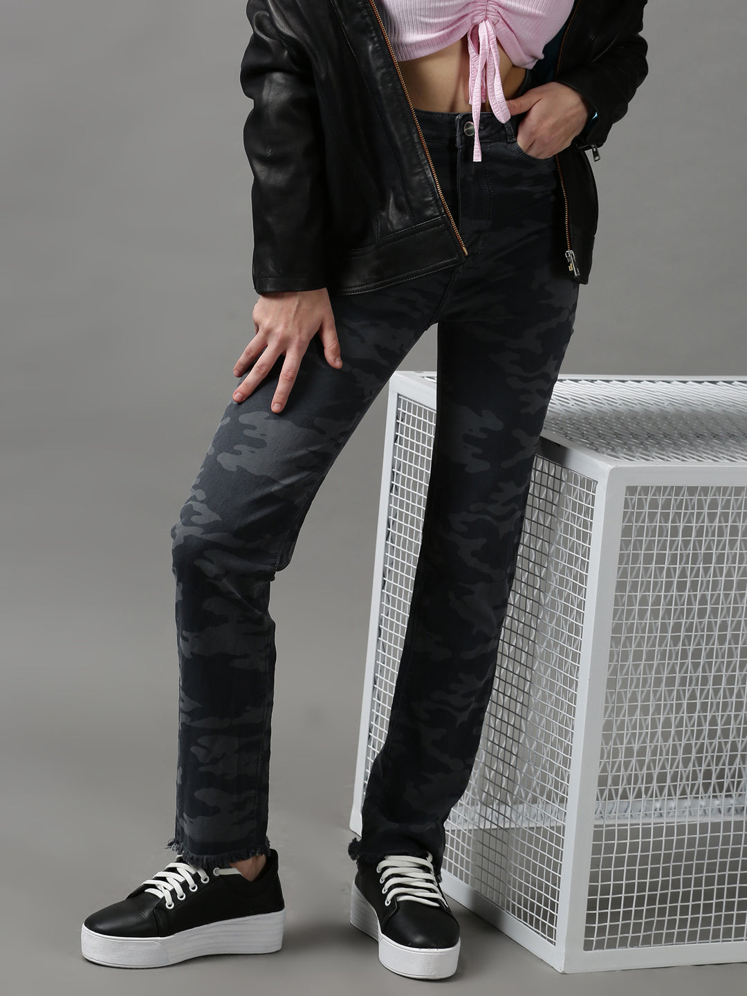 Women's Grey Light Fade Solid Fit Denim Jeans