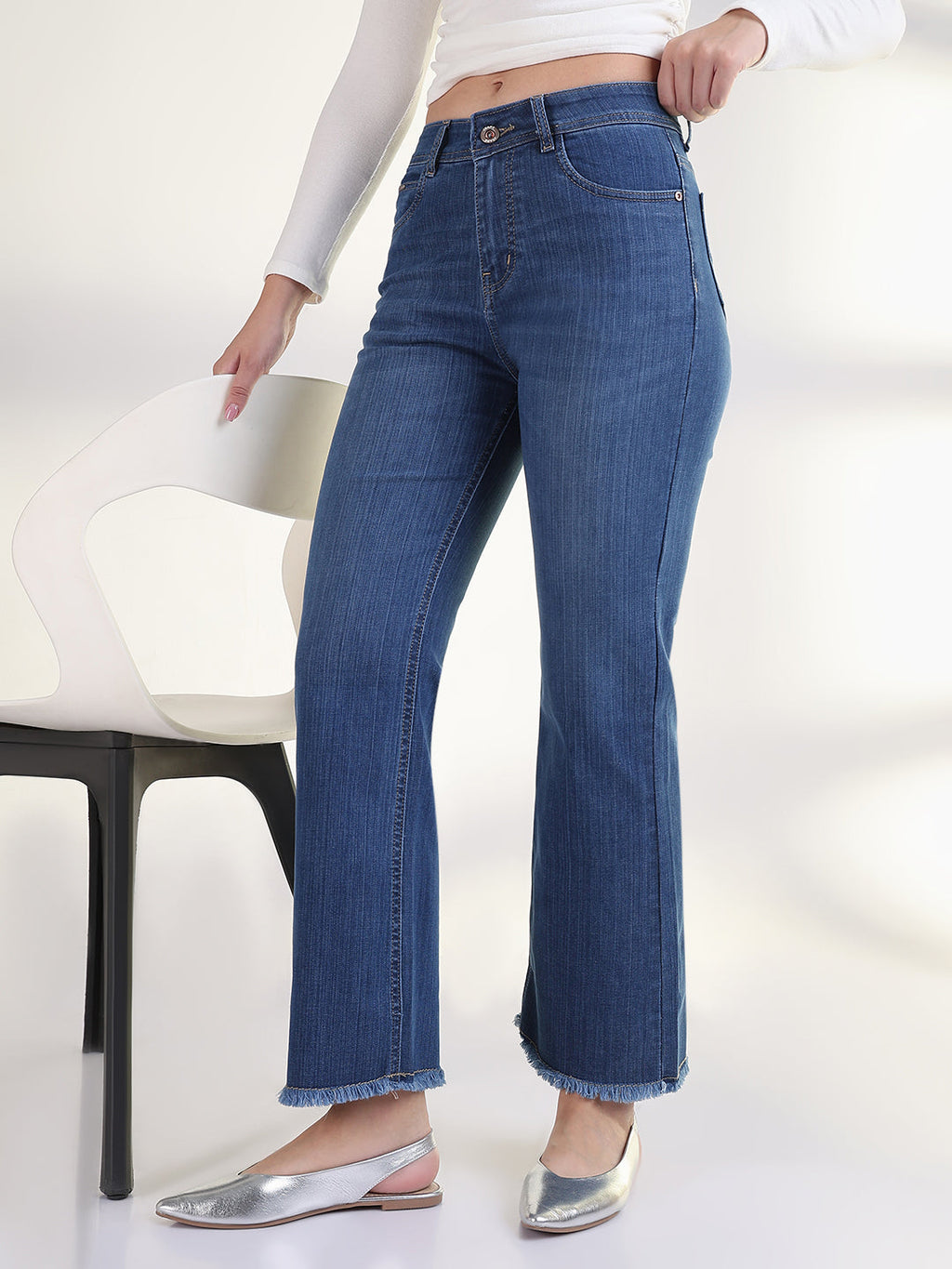 Women's Solid Blue Frayed Hem Straight Fit Jean