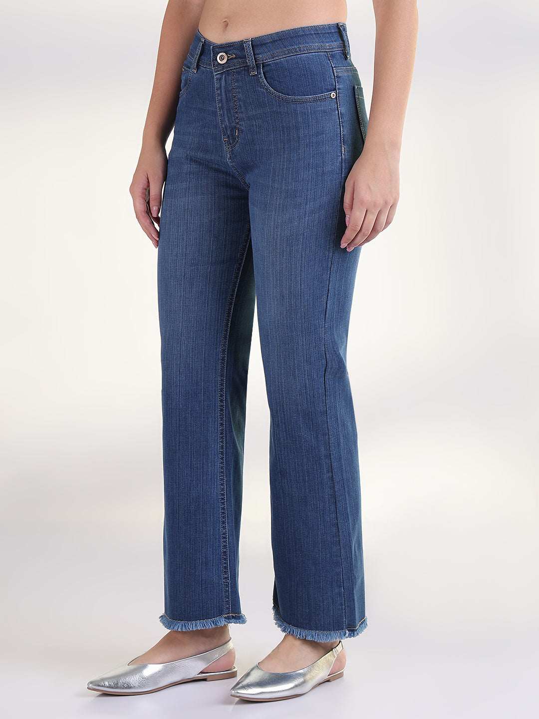 Women's Solid Blue Frayed Hem Straight Fit Jean