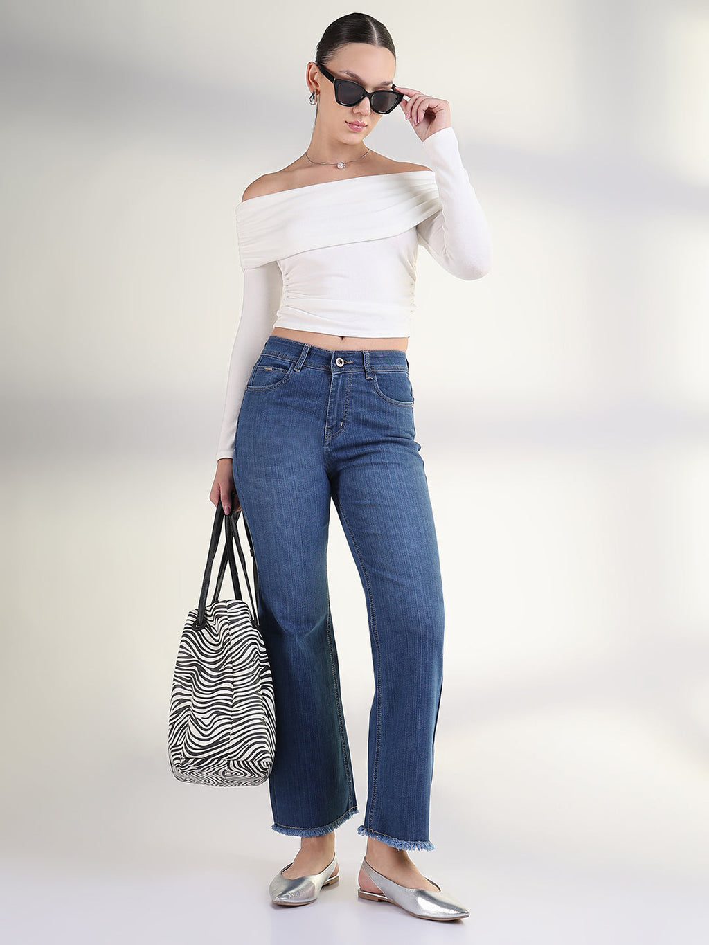 Women's Solid Blue Frayed Hem Straight Fit Jean