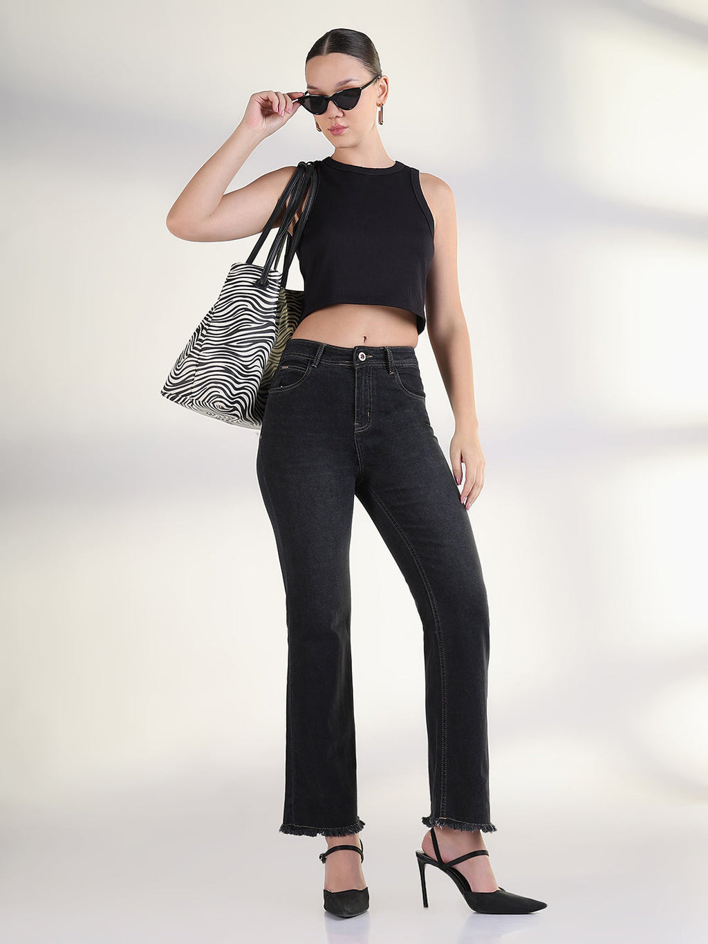 Women's Solid Charcoal Frayed Hem Straight Fit Jean