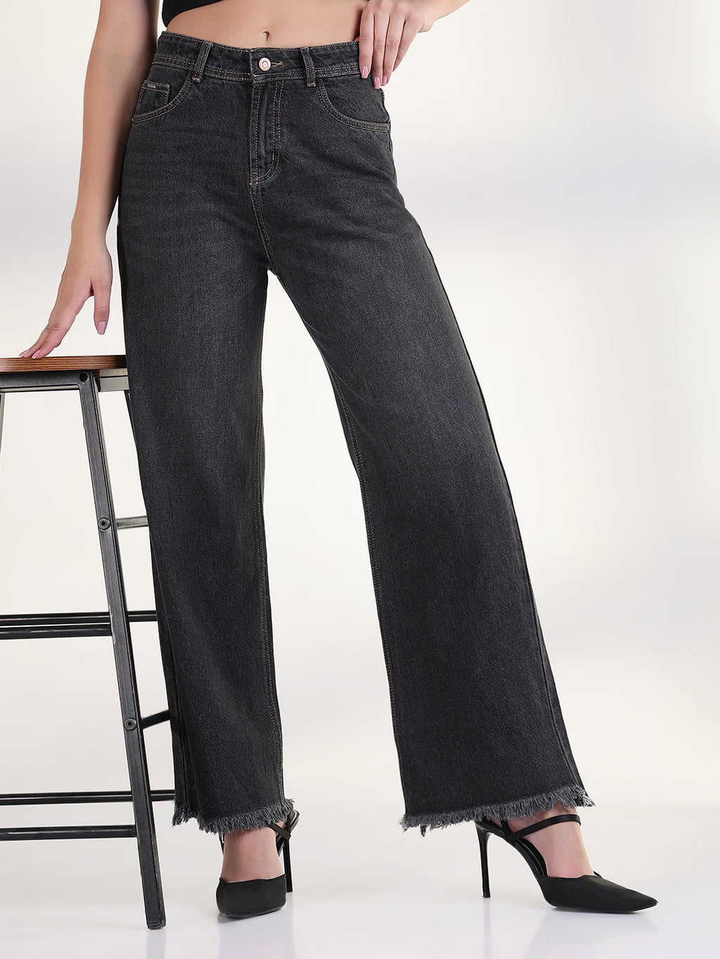 Women's Solid Charcoal Frayed Hem Straight Fit Jean
