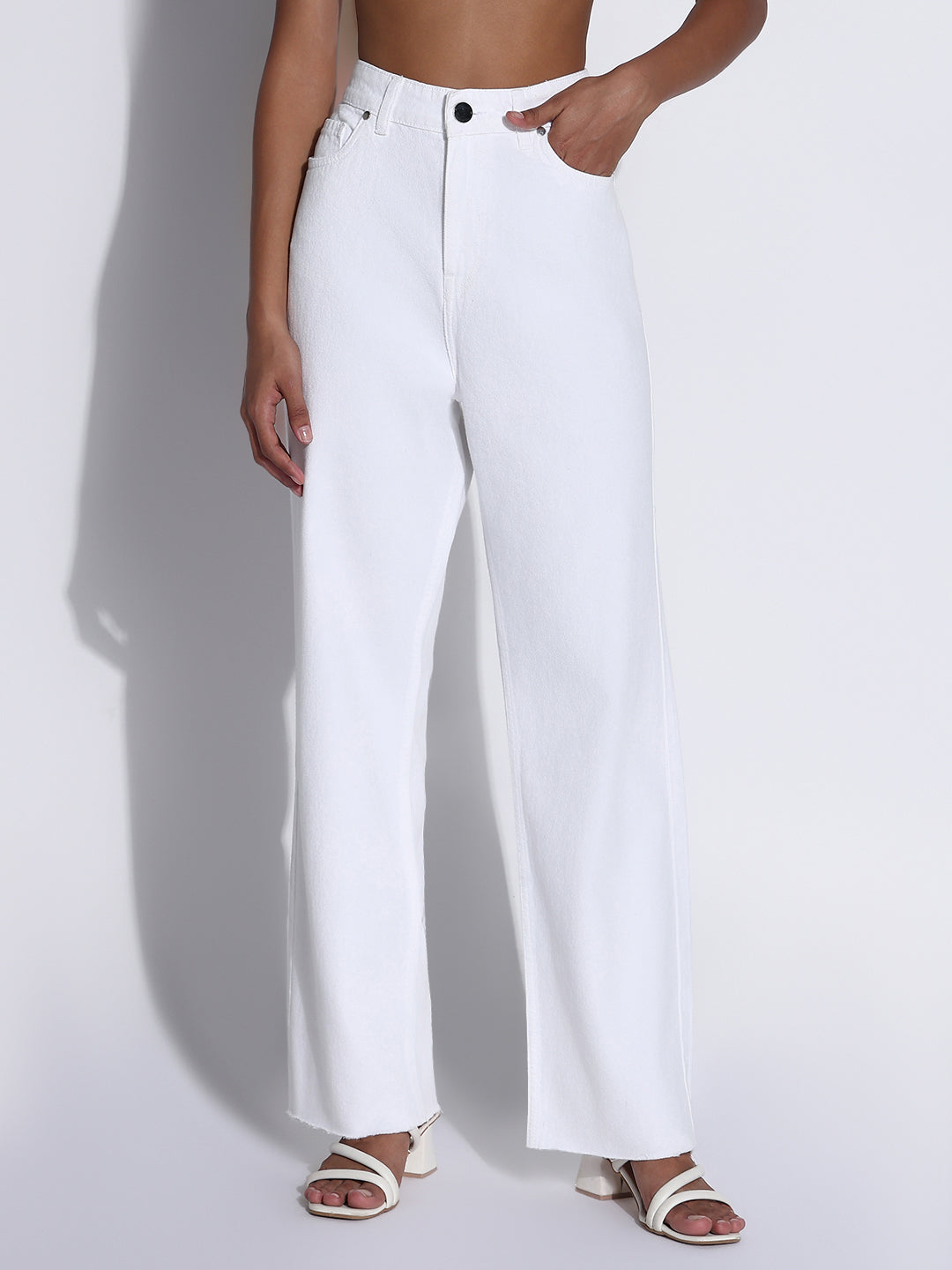 Women's Solid White Frayed Hem Straight Fit Jeans