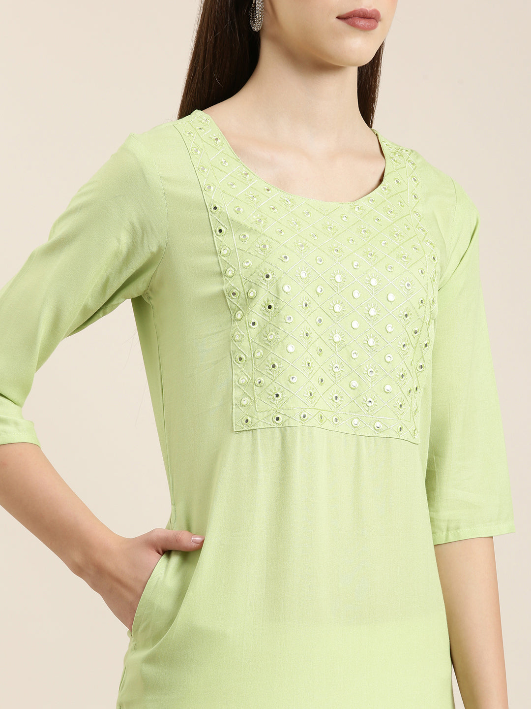 Women's Green Geometric Embroidered Straight Kurta