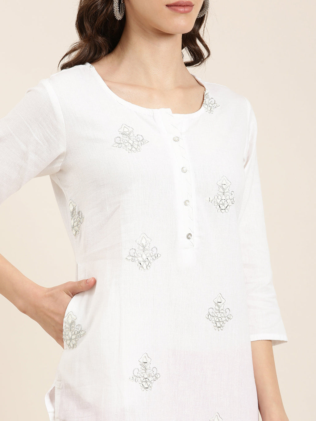 Women's Off White Ethnic Motifs Embroidered Straight Kurta