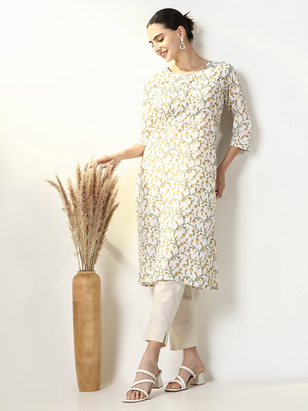Women's Off White Floral Straight Kurta