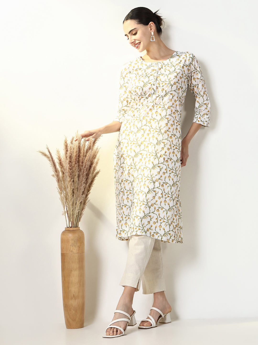 Women's Off White Floral Straight Kurta